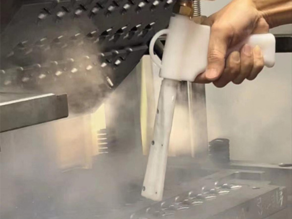 带电清洗 vs 干冰清洗：电力设备与工业清洗该如何选择？